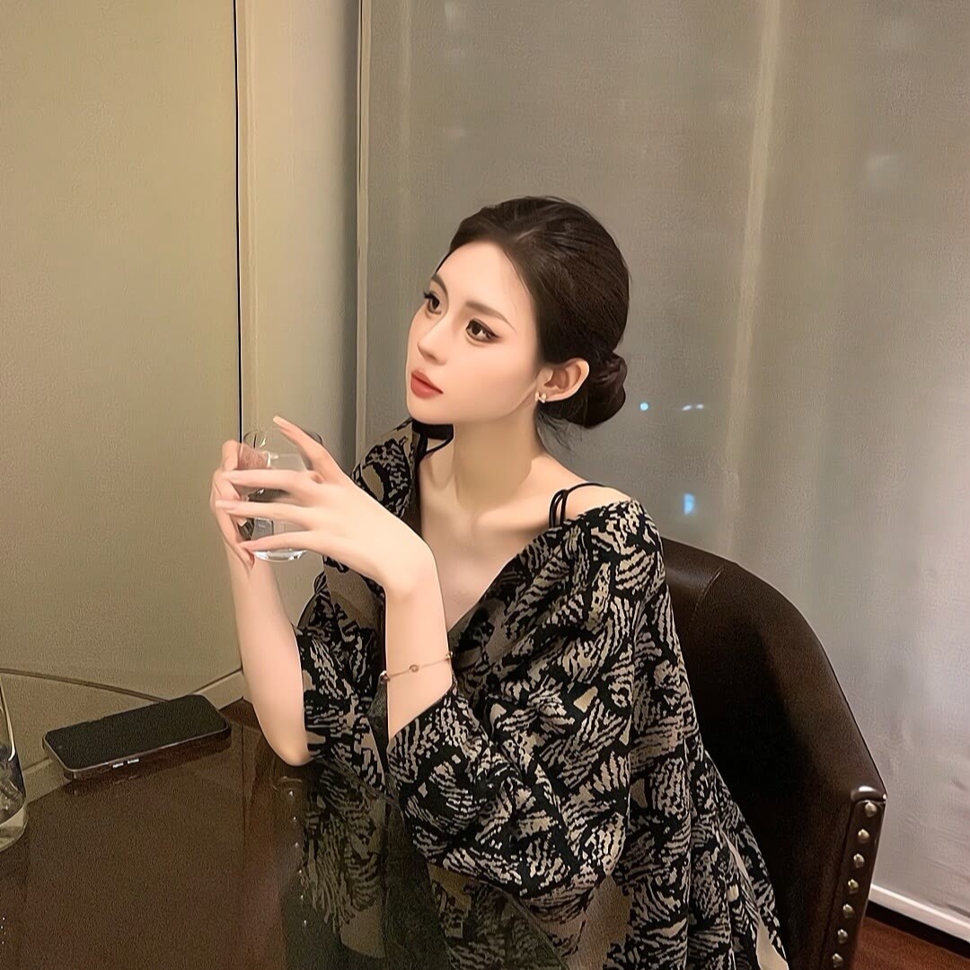 巴音郭楞伴游女生邱琳莎的资料