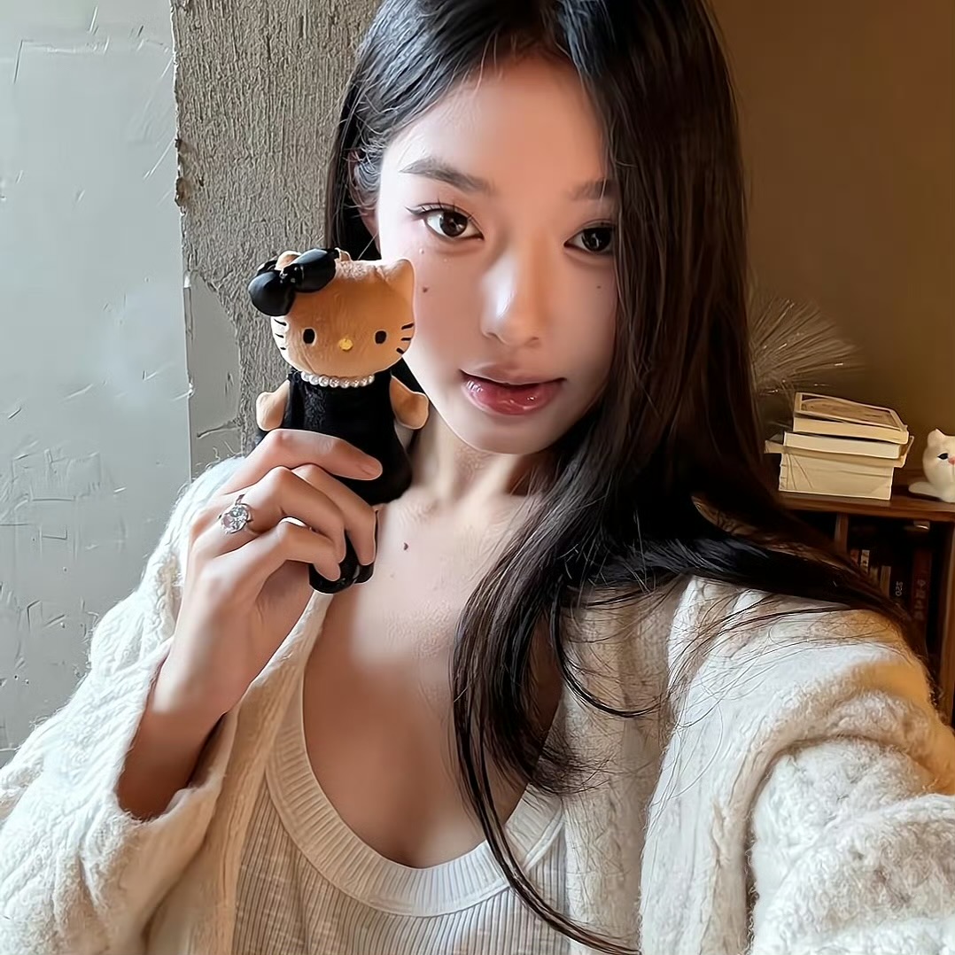 玉溪伴游女生万香彤的资料