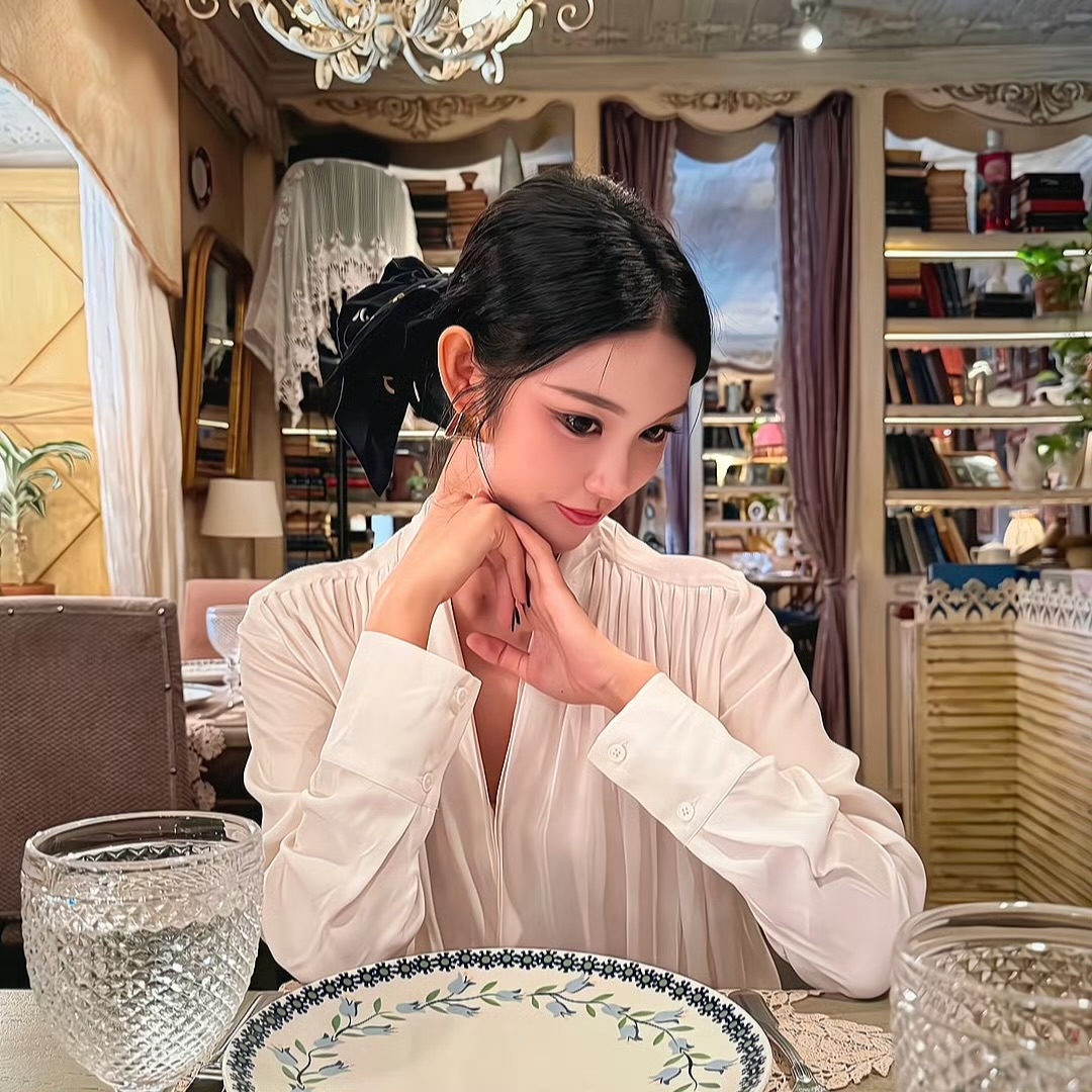 玉溪伴游女生Hilary Eliot的资料