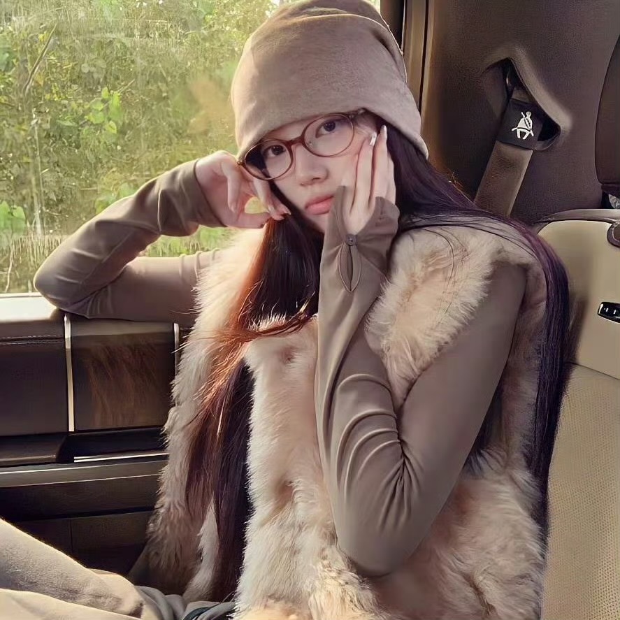 玉溪伴游女生青瓷语的资料